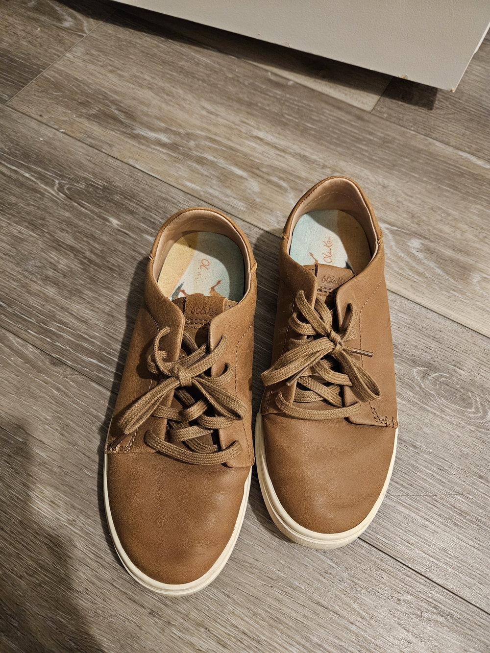 OluKai Women's Tan Leather Low-Top Lace-Up Sneakers